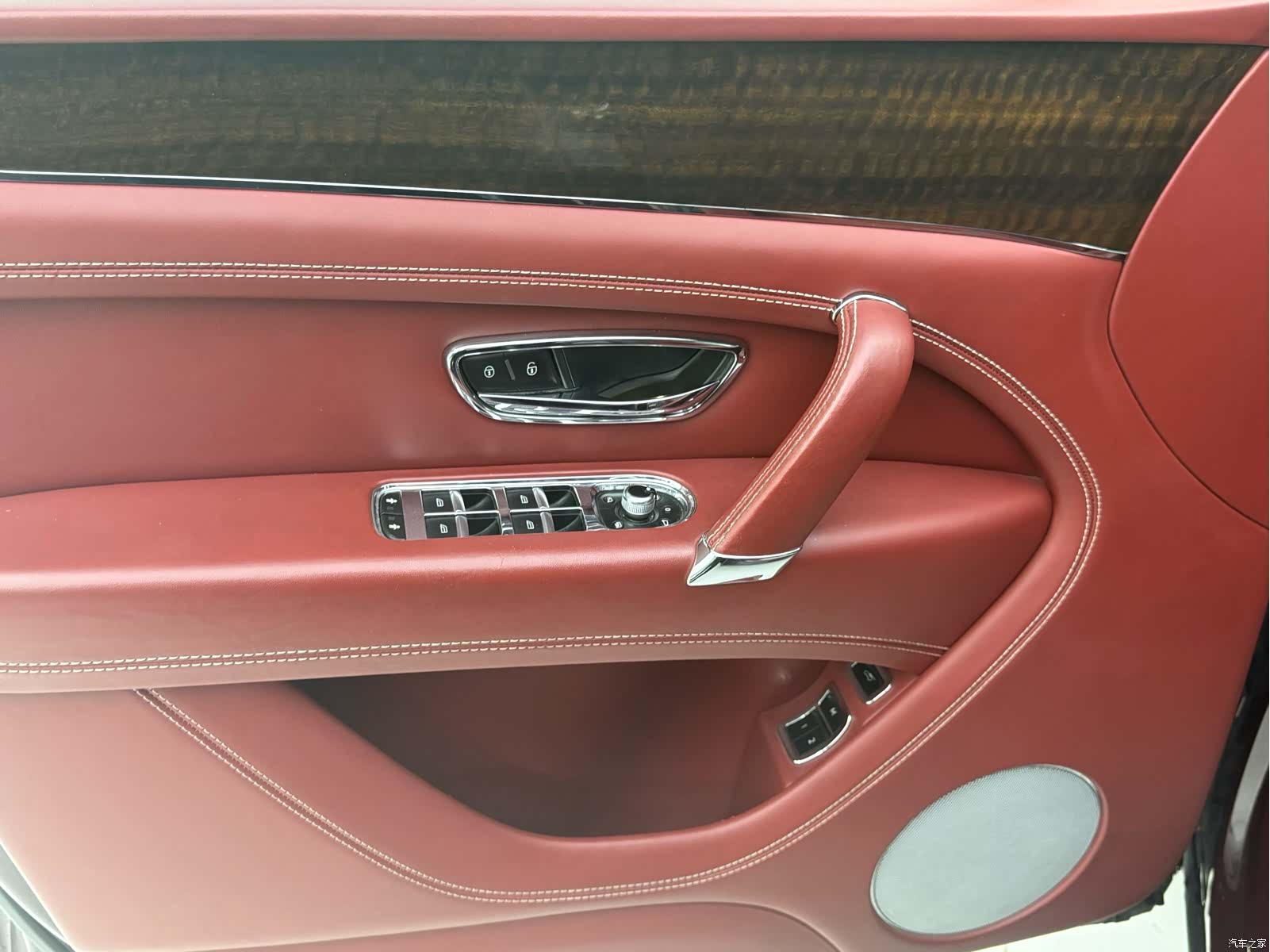 Bentley Bentayga, 2018 12