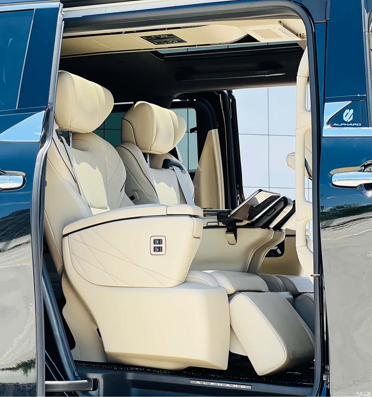 Toyota Alphard, 2024 7