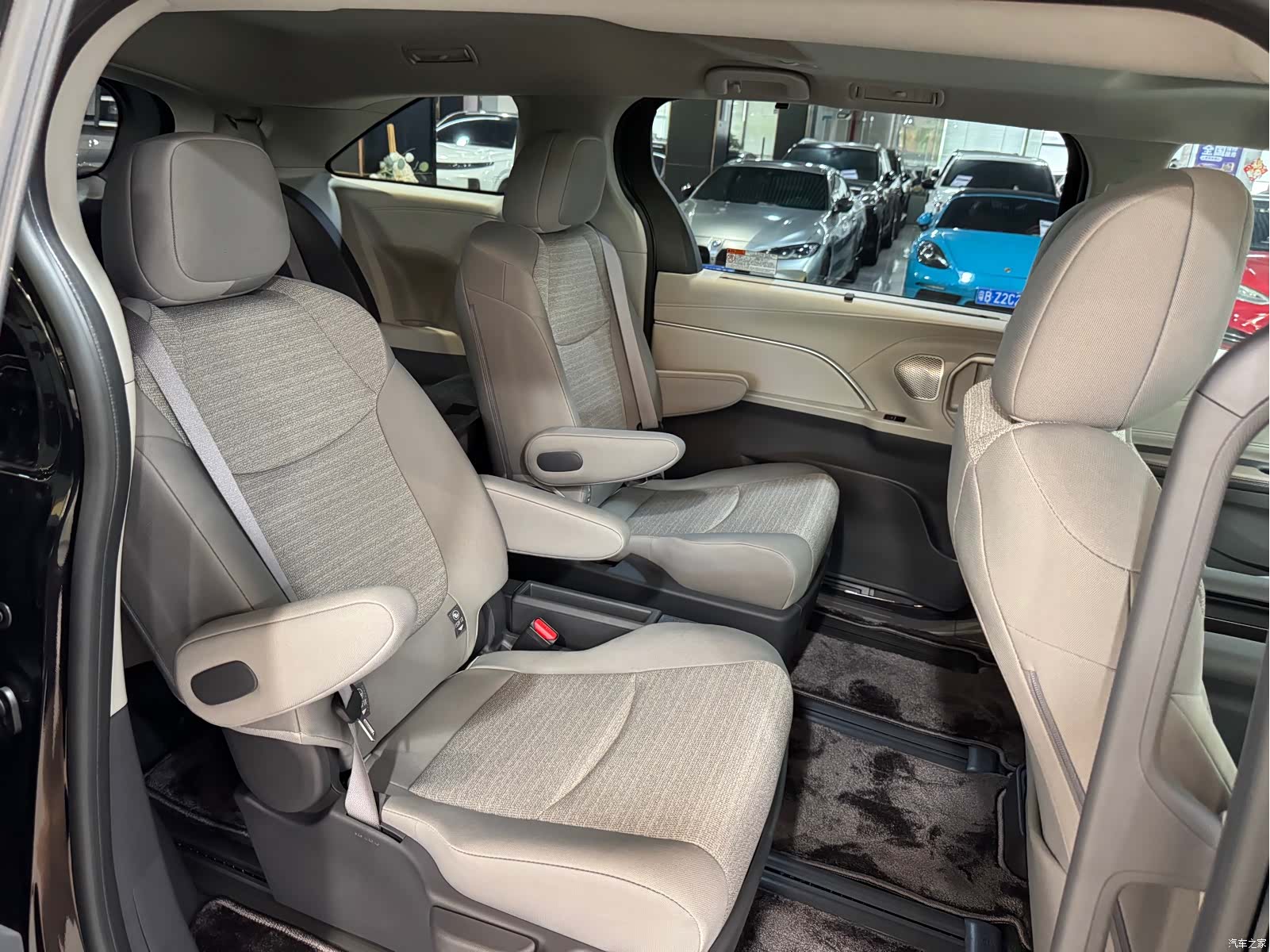 Toyota Sienna, 2026 9