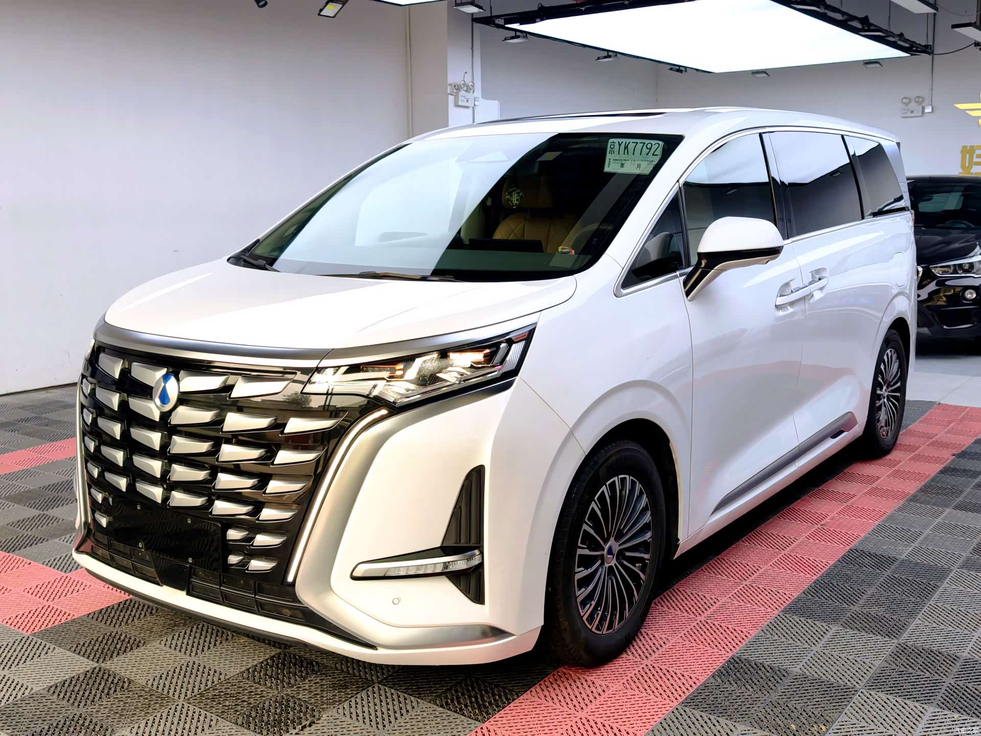 Denza D9