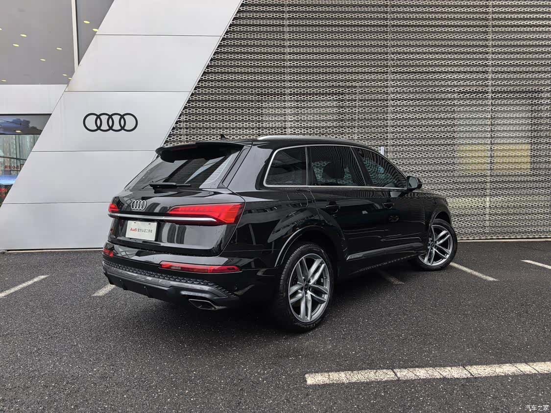 Audi Q7, 2025 4