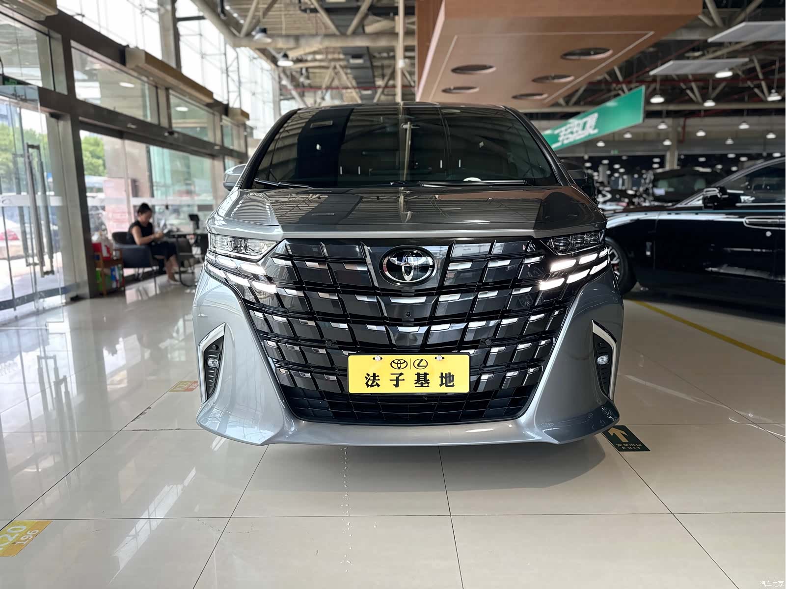 Toyota Alphard, 2023 3