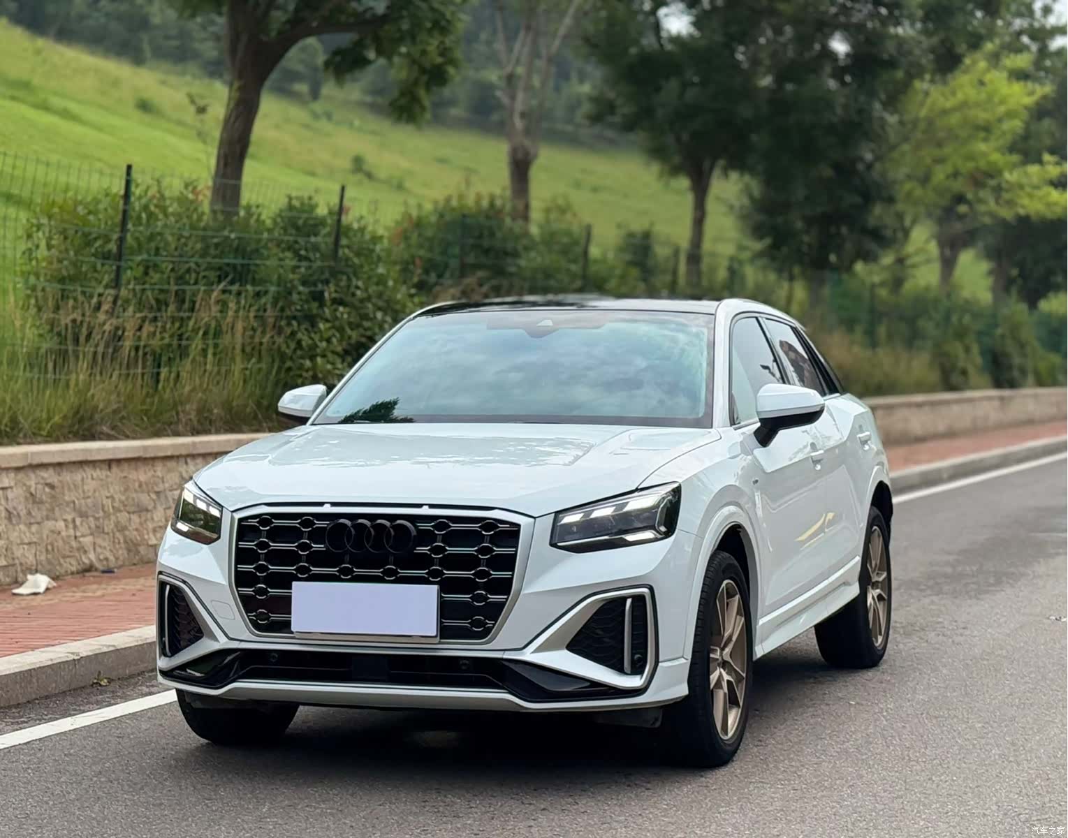 Audi Q2L, 2023 1