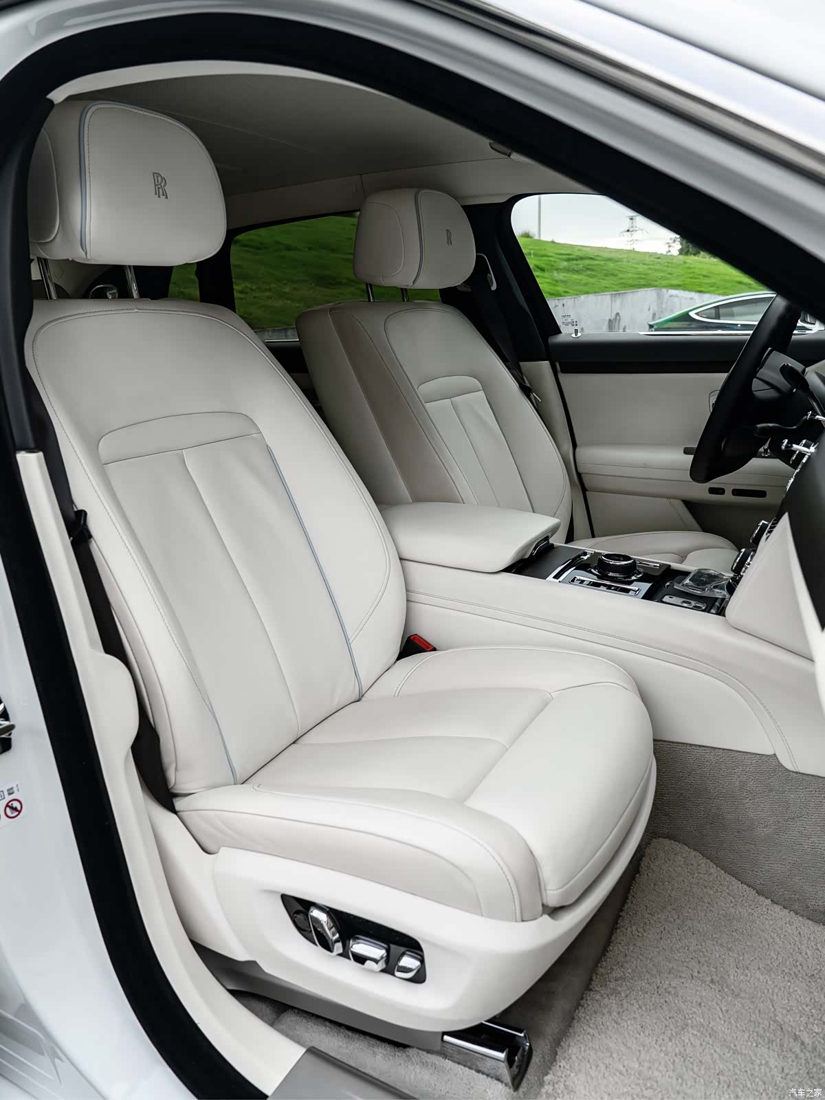 Rolls-Royce Ghost, 2022 7