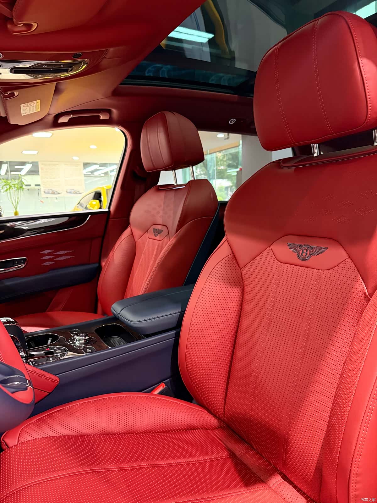Bentley Bentayga, 2023 16