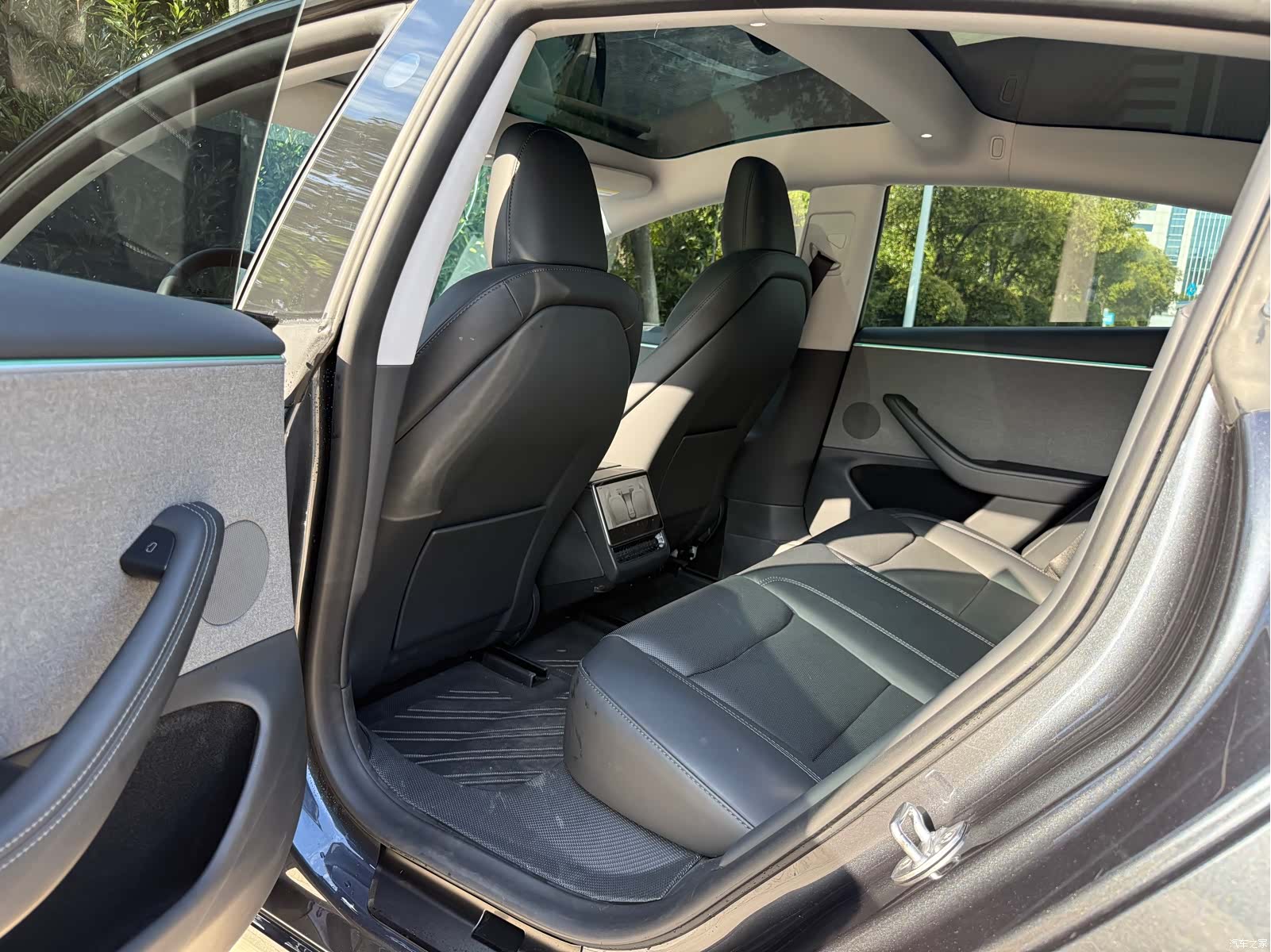 Tesla Model 3, 2025 7