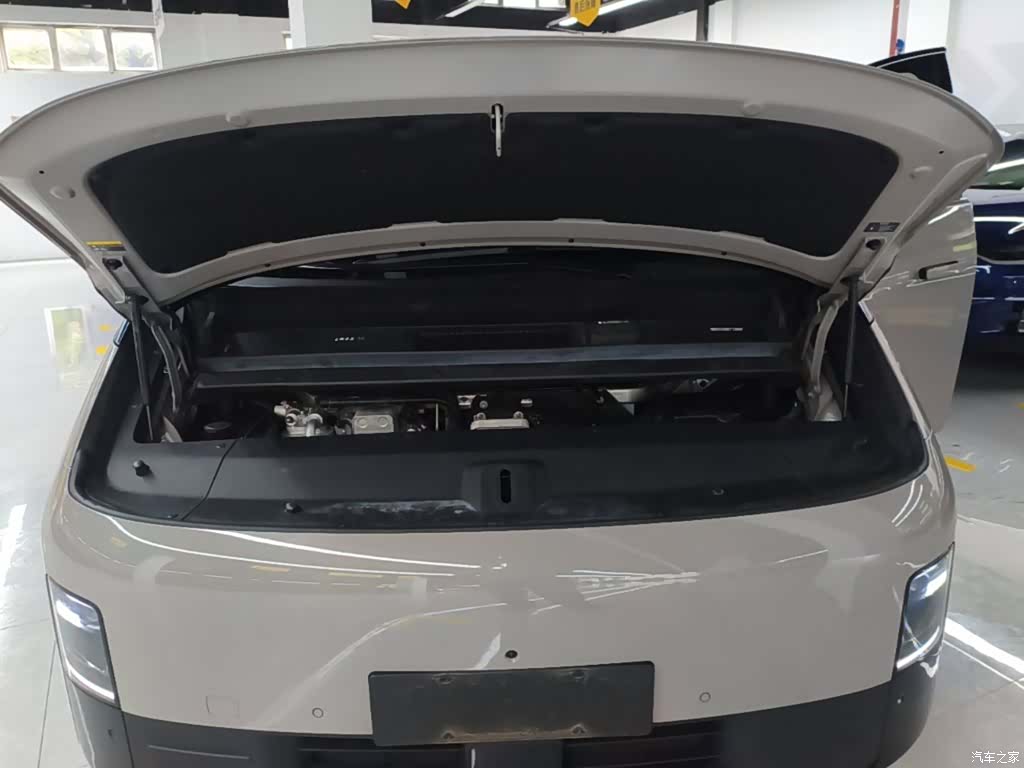 Li Auto MEGA, 2025 16