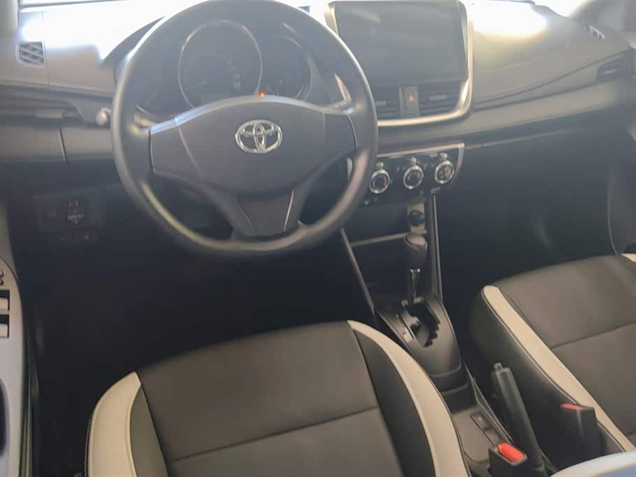 Toyota YARiS L to enjoy