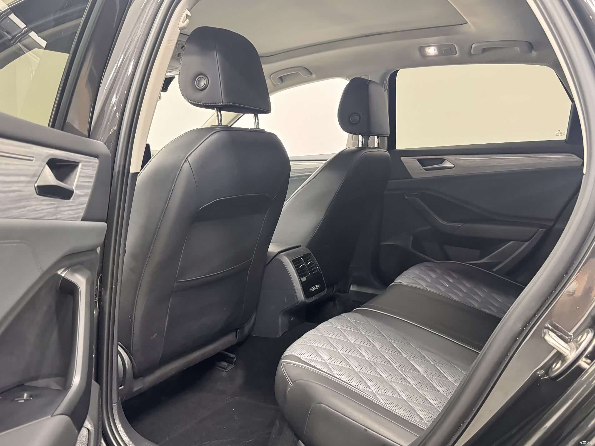 Volkswagen Sagitar, 2024 15