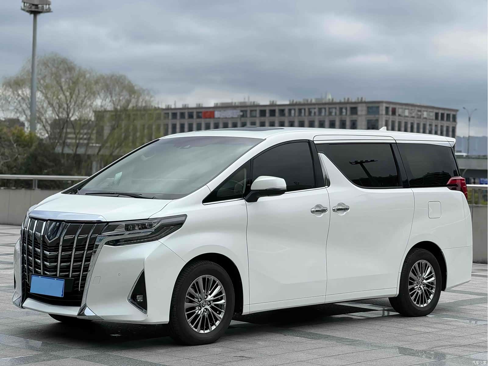 Toyota Alphard, 2020 1