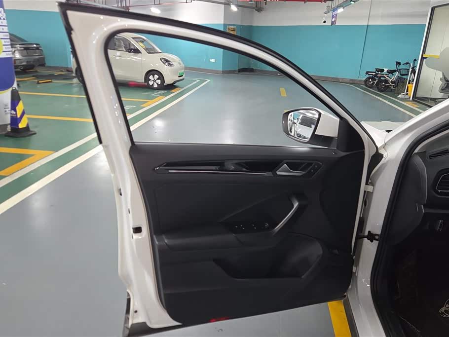 Volkswagen T-ROC exploring Songs