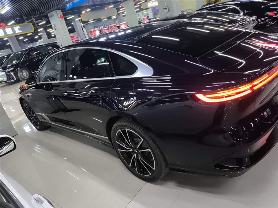 VOYAH Lantu chasing light