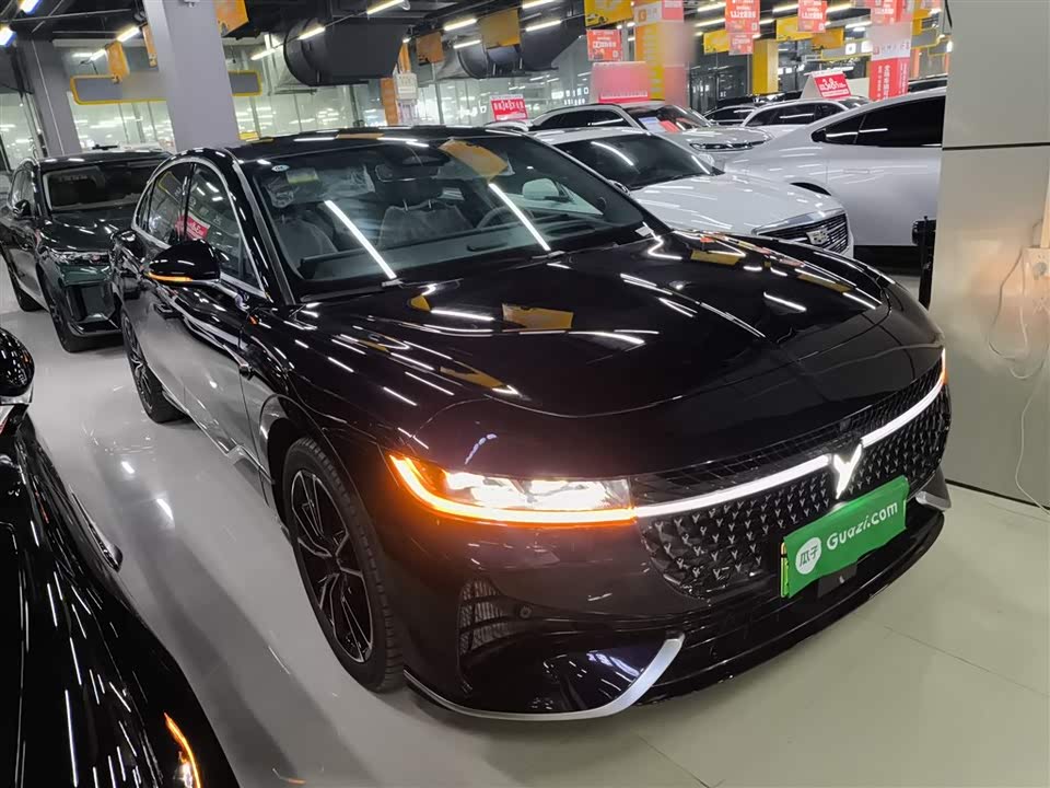 VOYAH Lantu chasing light