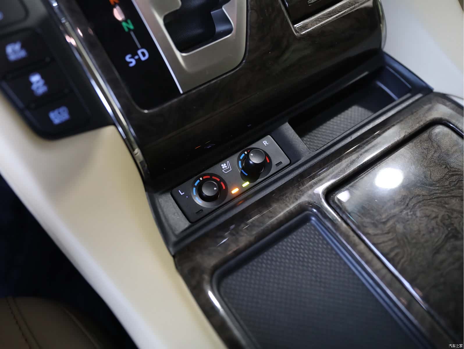 Toyota Vellfire, 2023 11