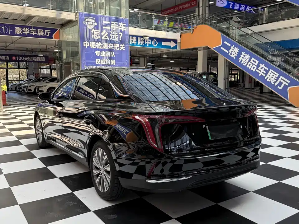 Hongqi E-QM5