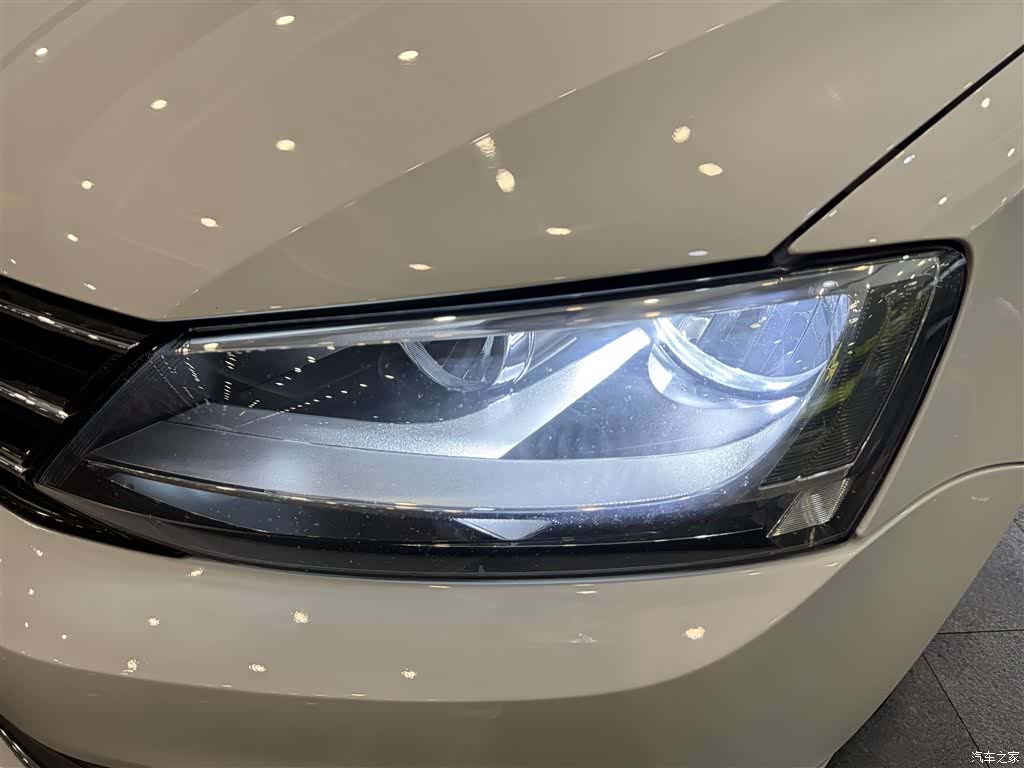 Volkswagen Sagitar, 2015 29