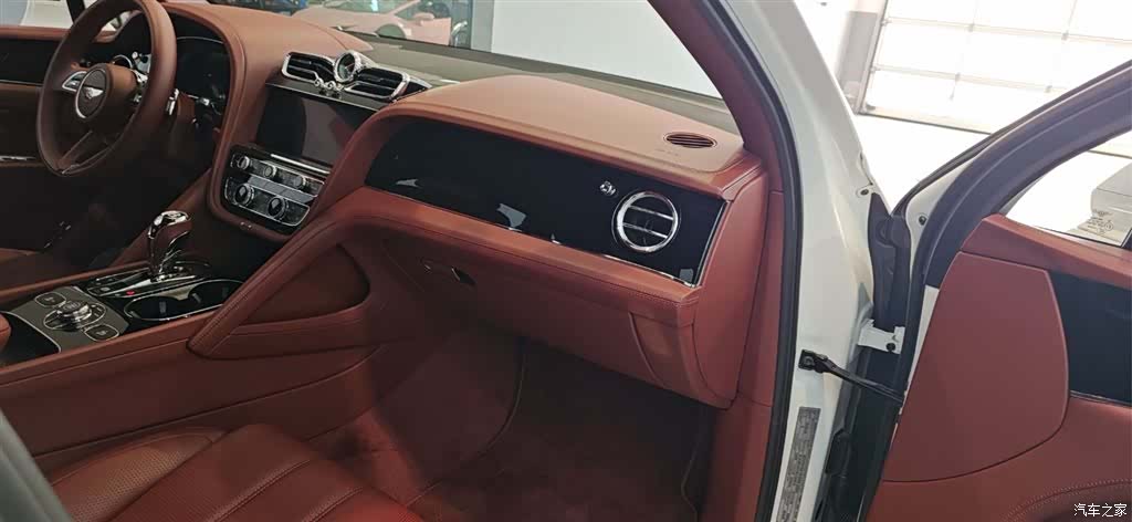 Bentley Bentayga, 2025 8