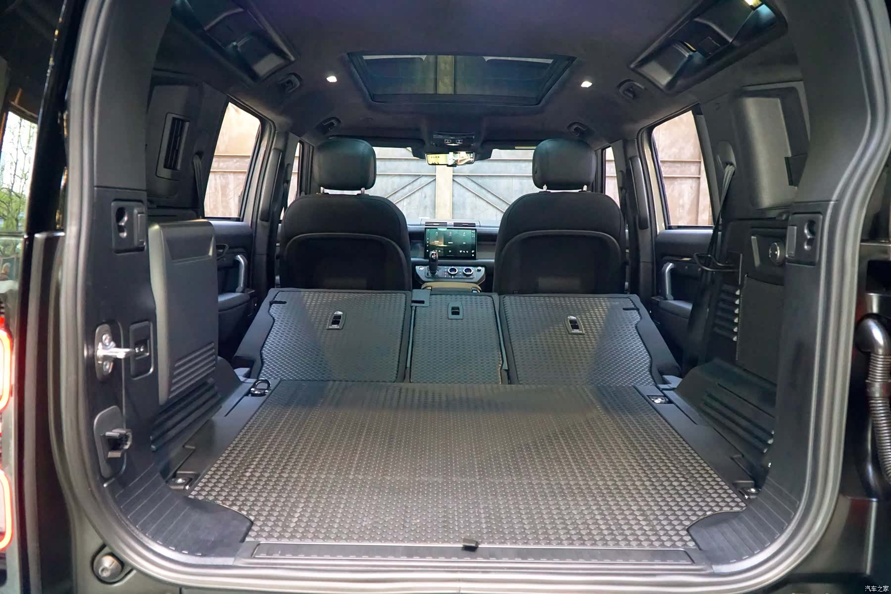 Land Rover Defender, 2024 25