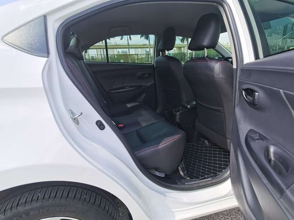 Toyota YARiS L to enjoy Toyota YARiS L to enjoy