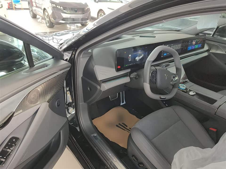 VOYAH Lantu chasing light