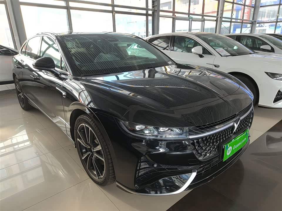 VOYAH Lantu chasing light