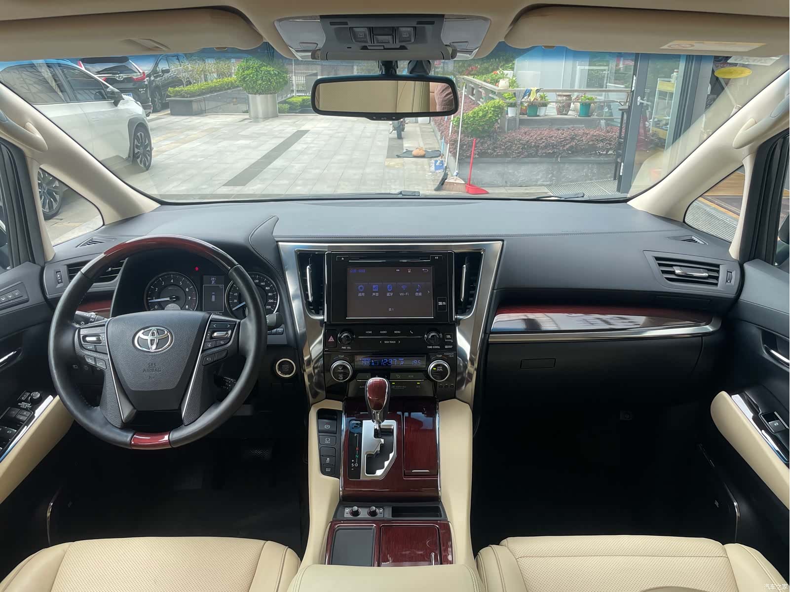 Toyota Alphard, 2018 11