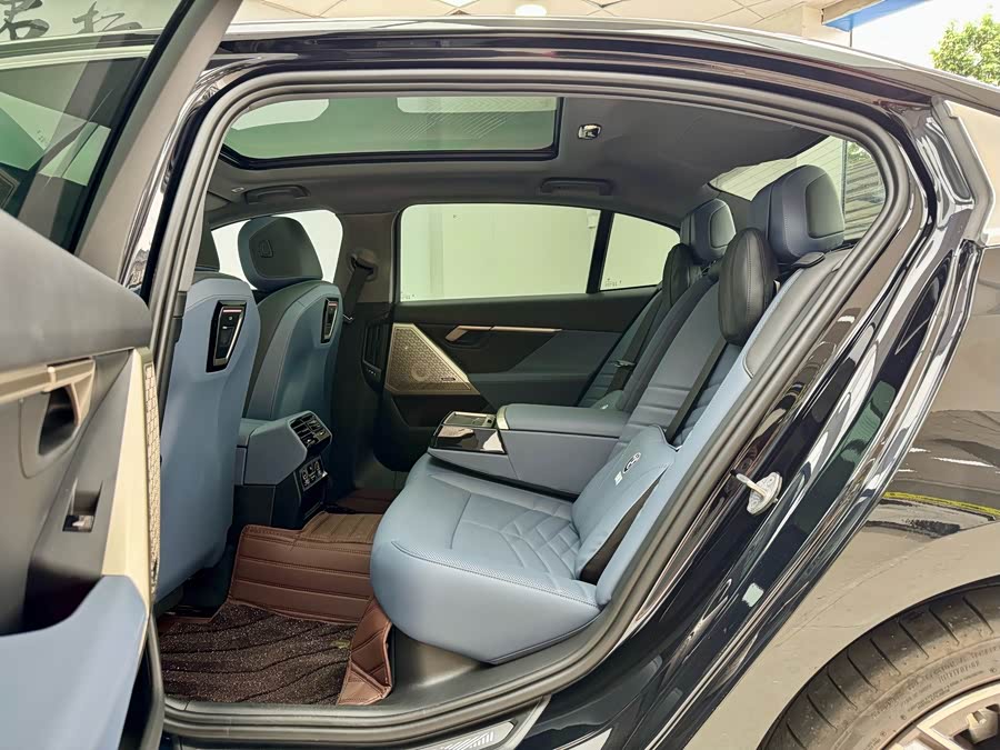 BMW 5 Series 2025, фото 11