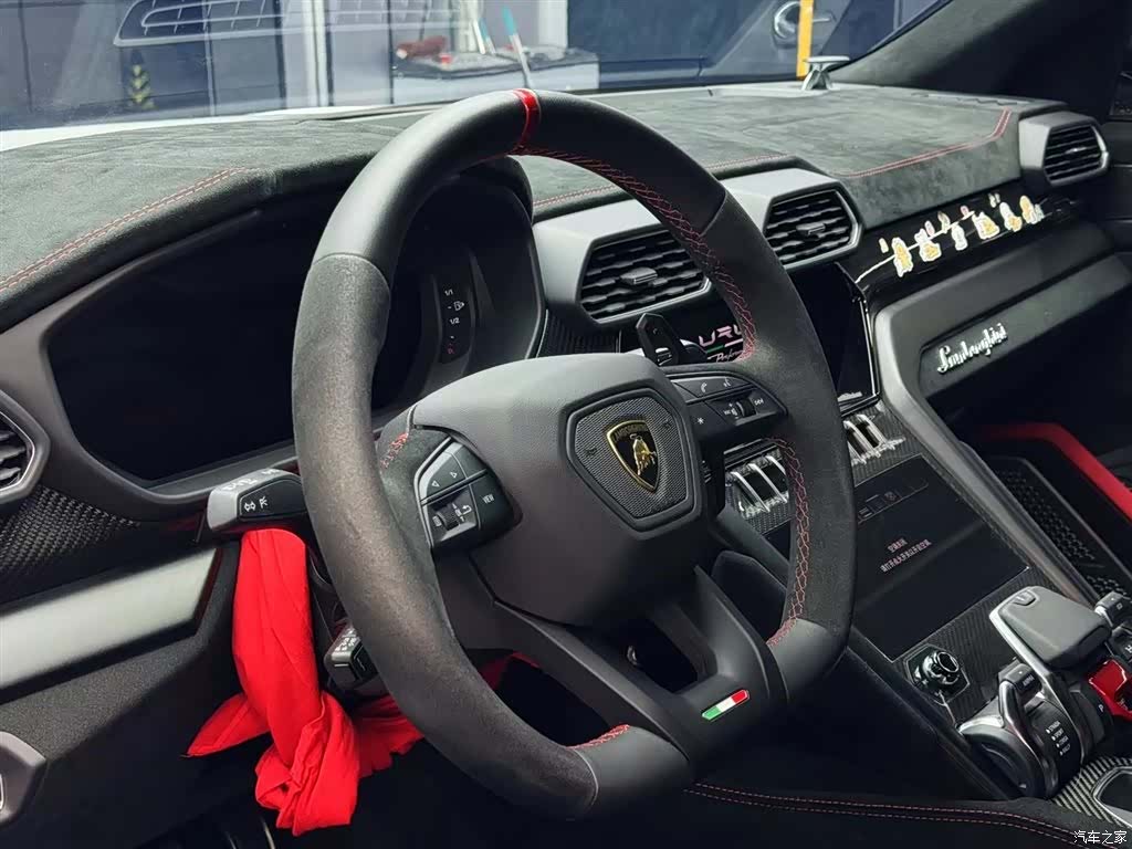 Lamborghini Urus, 2023 9