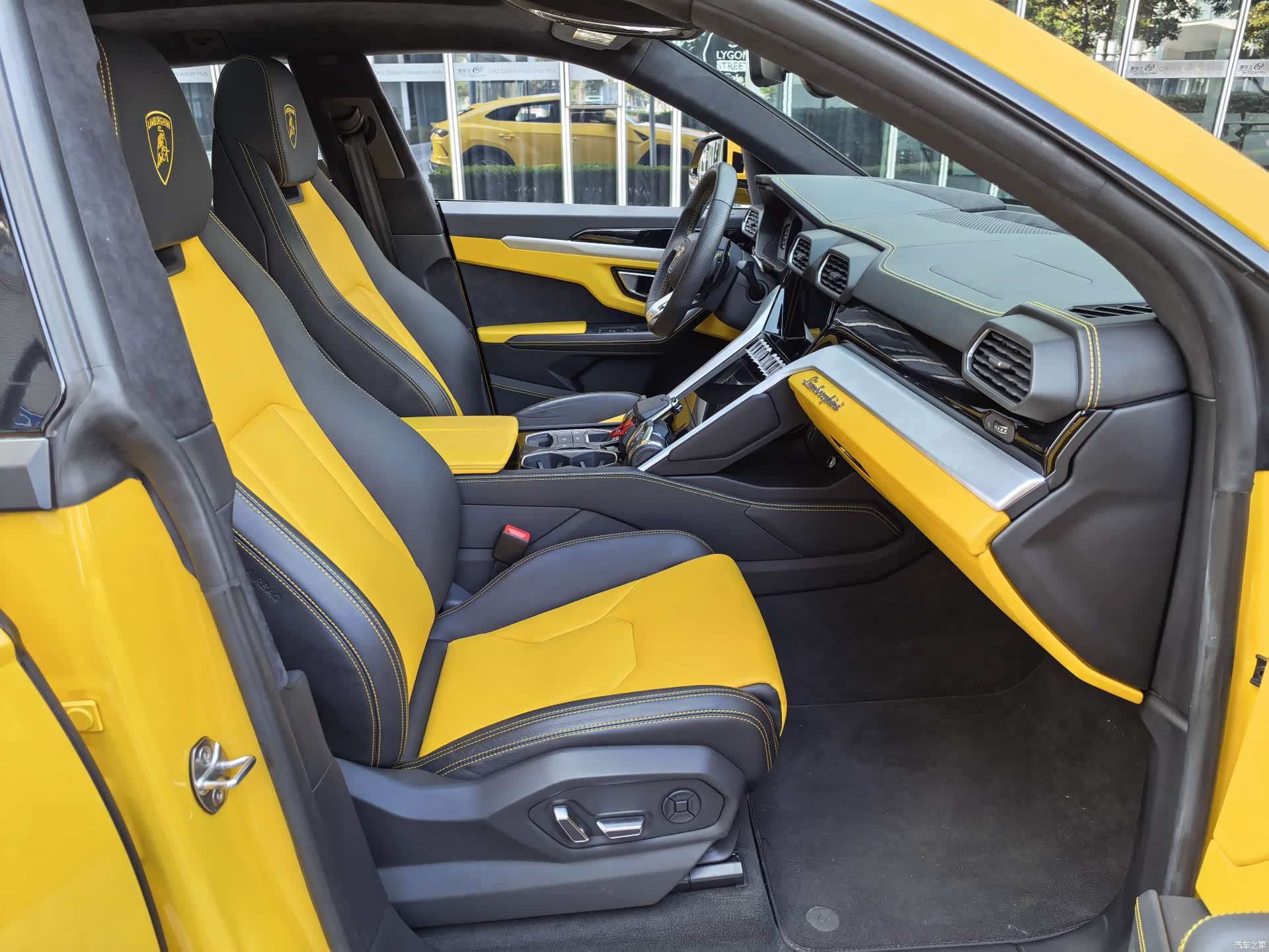 Lamborghini Urus, 2023 34