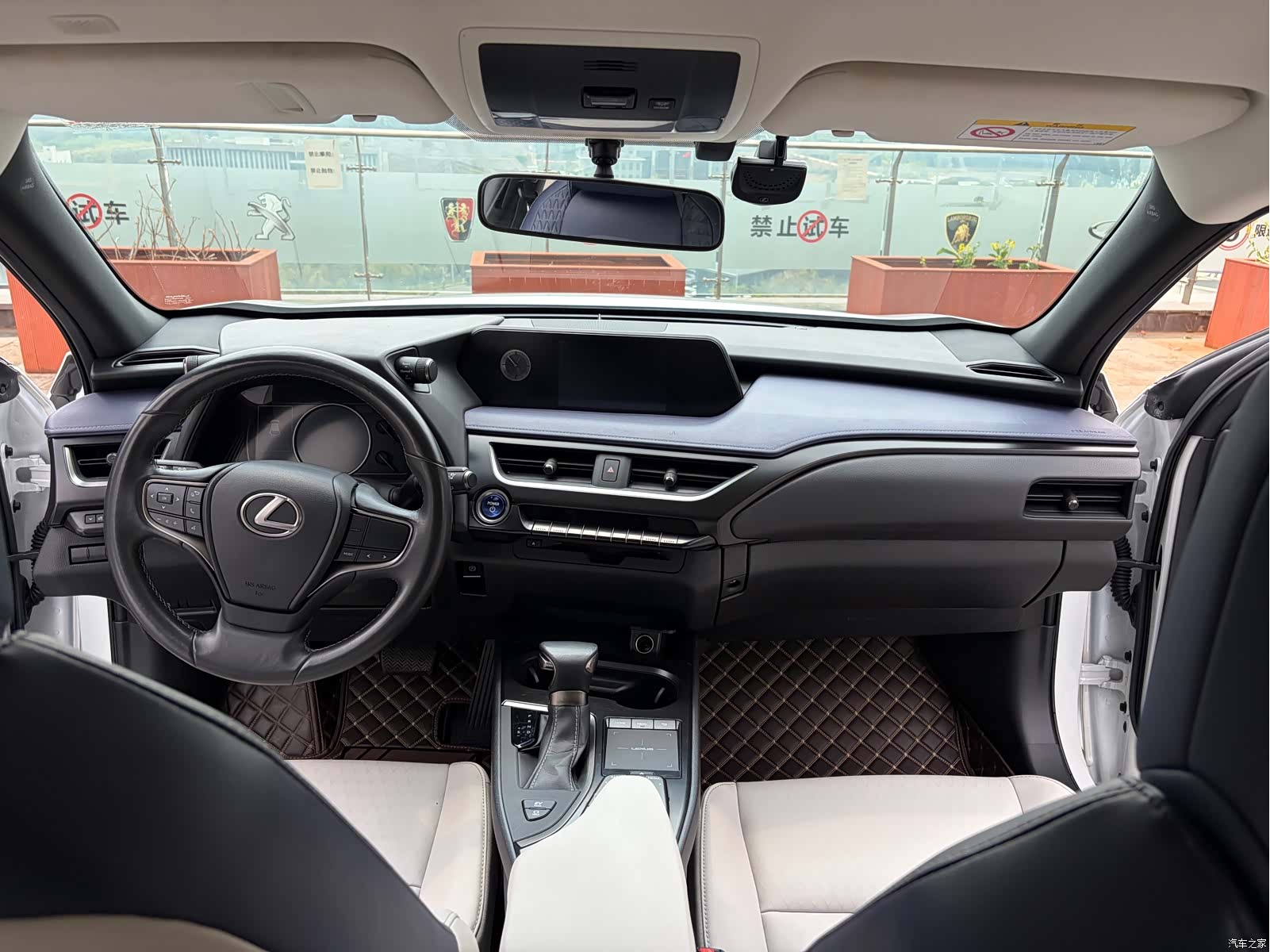 Lexus UX, 2022 11