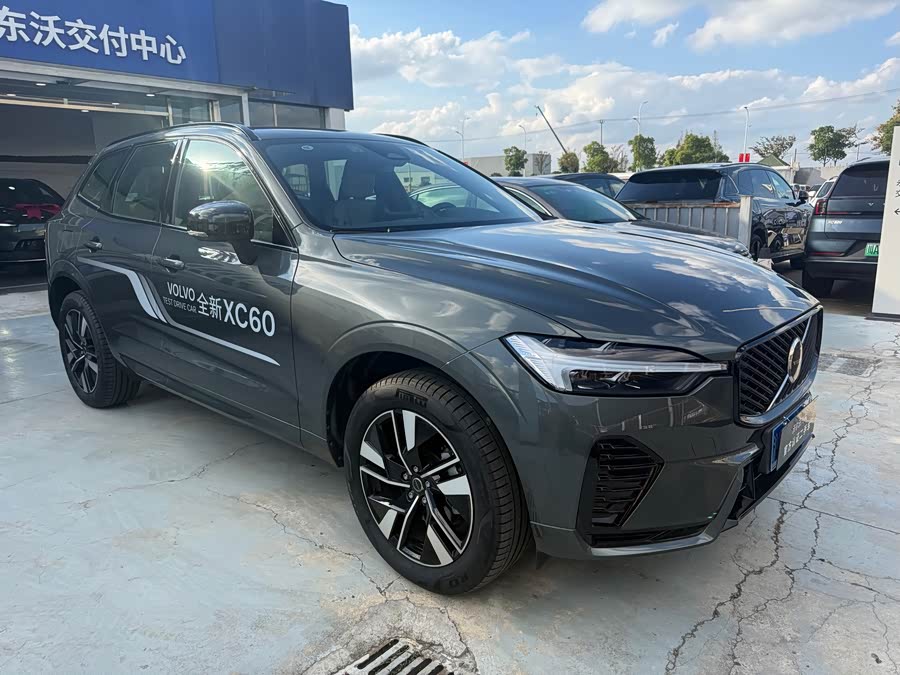 Volvo XC60 2025, фото 2