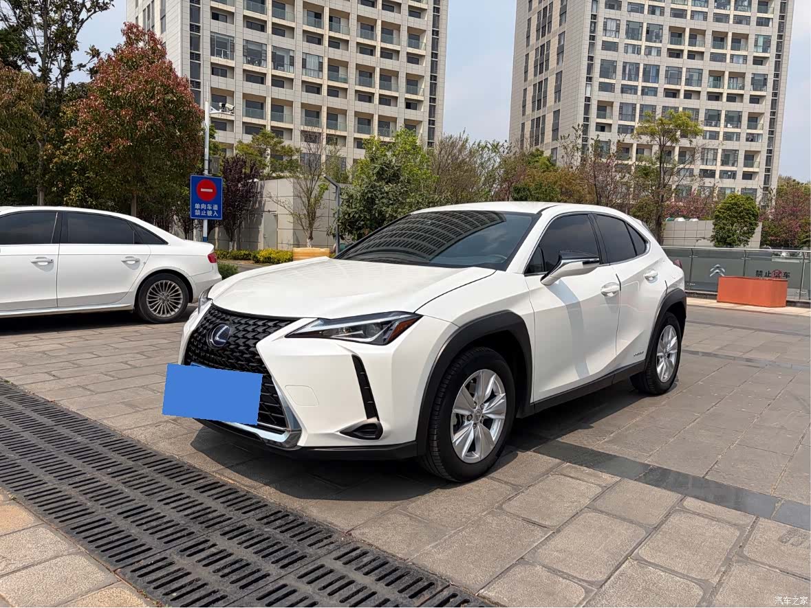 Lexus UX, 2022 3