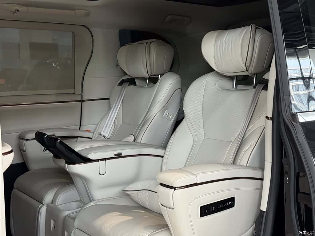 Lexus LM, 2026 7