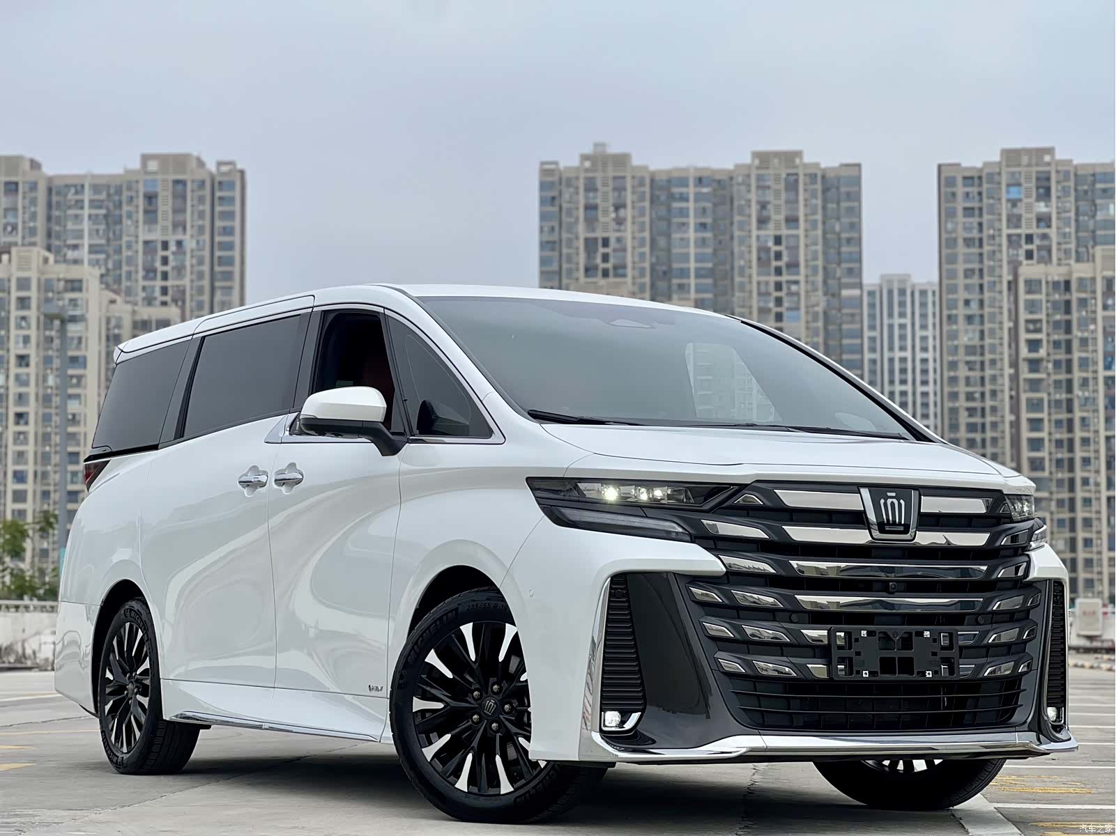 Toyota Vellfire, 2025 3