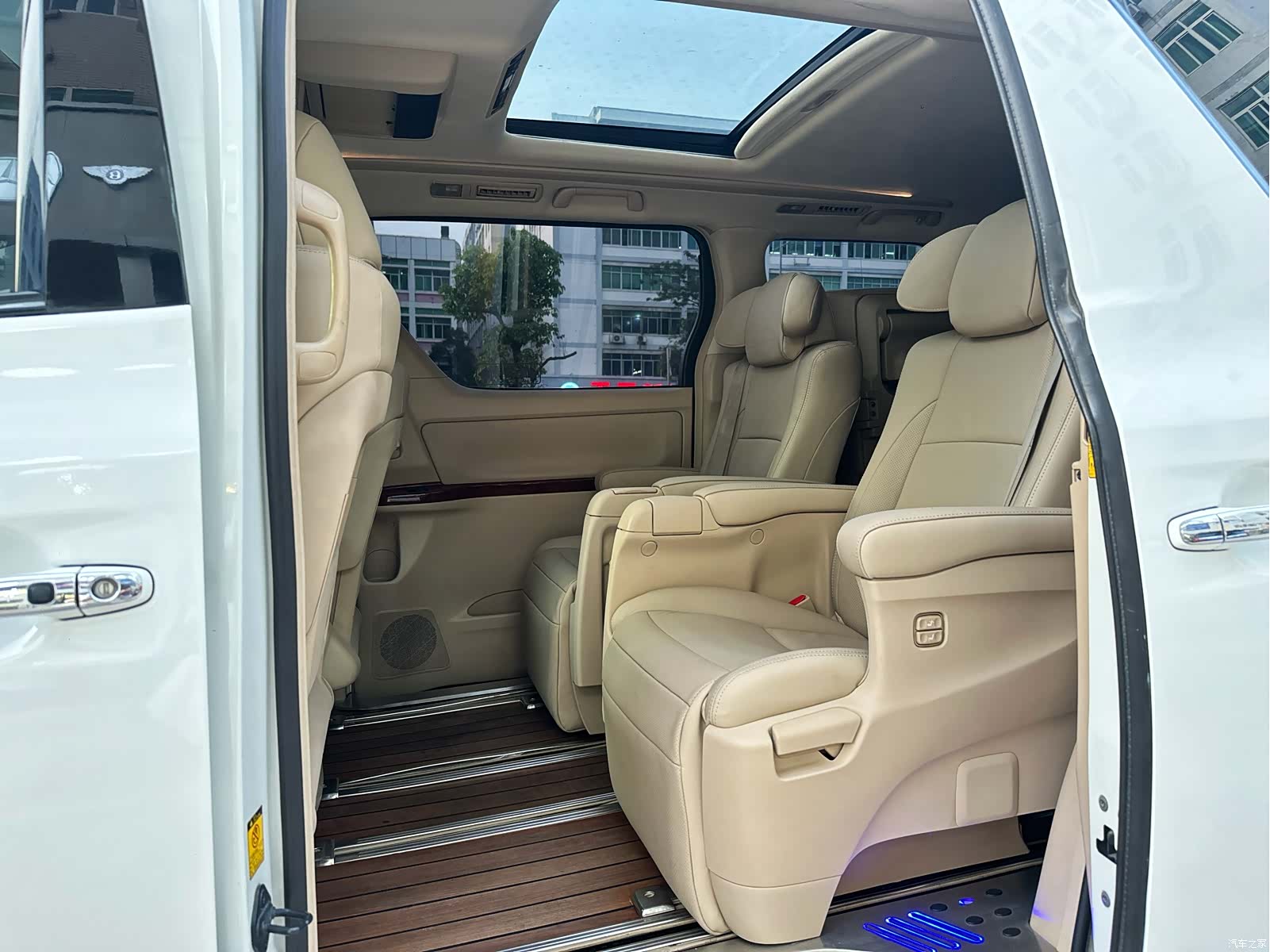 Toyota Alphard, 2011 11