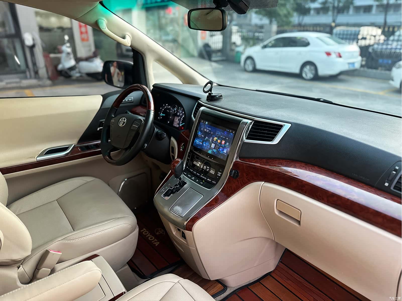 Toyota Alphard, 2011 10