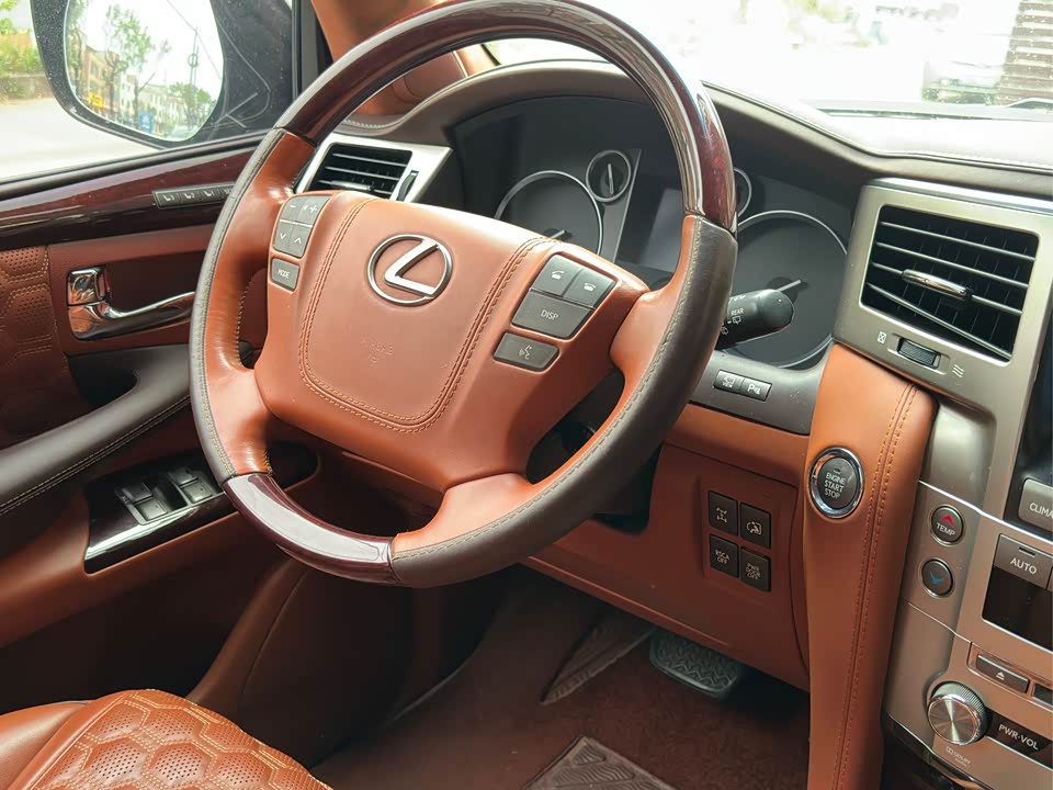 Lexus LX
