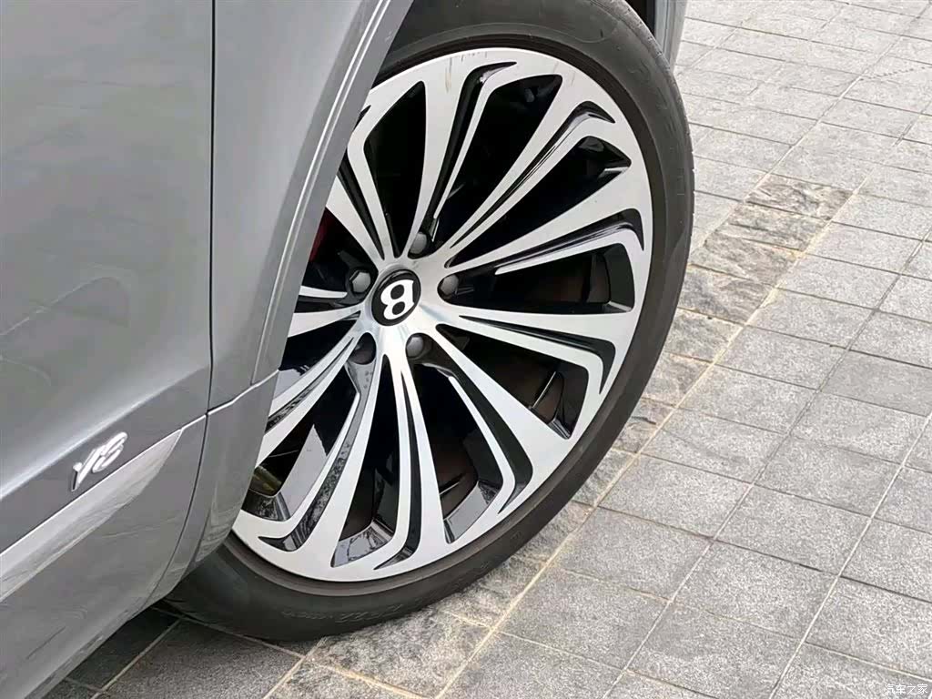 Bentley Bentayga, 2022 10