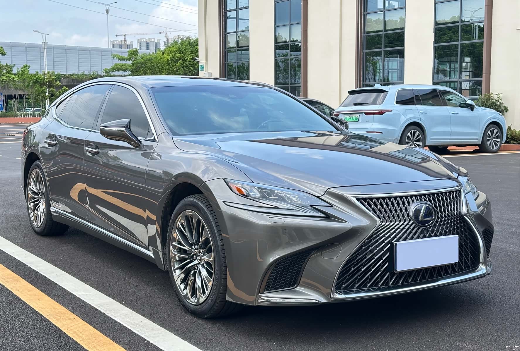 Lexus LS, 2020 3
