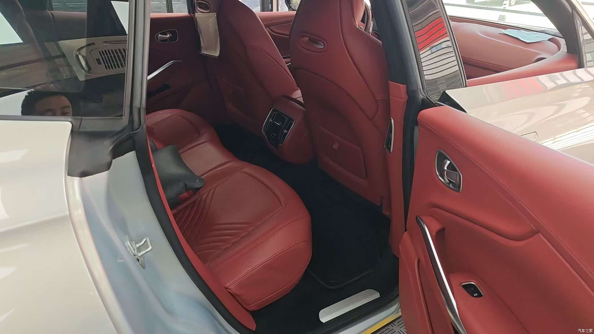 Aston Martin DBX, 2023 все фото