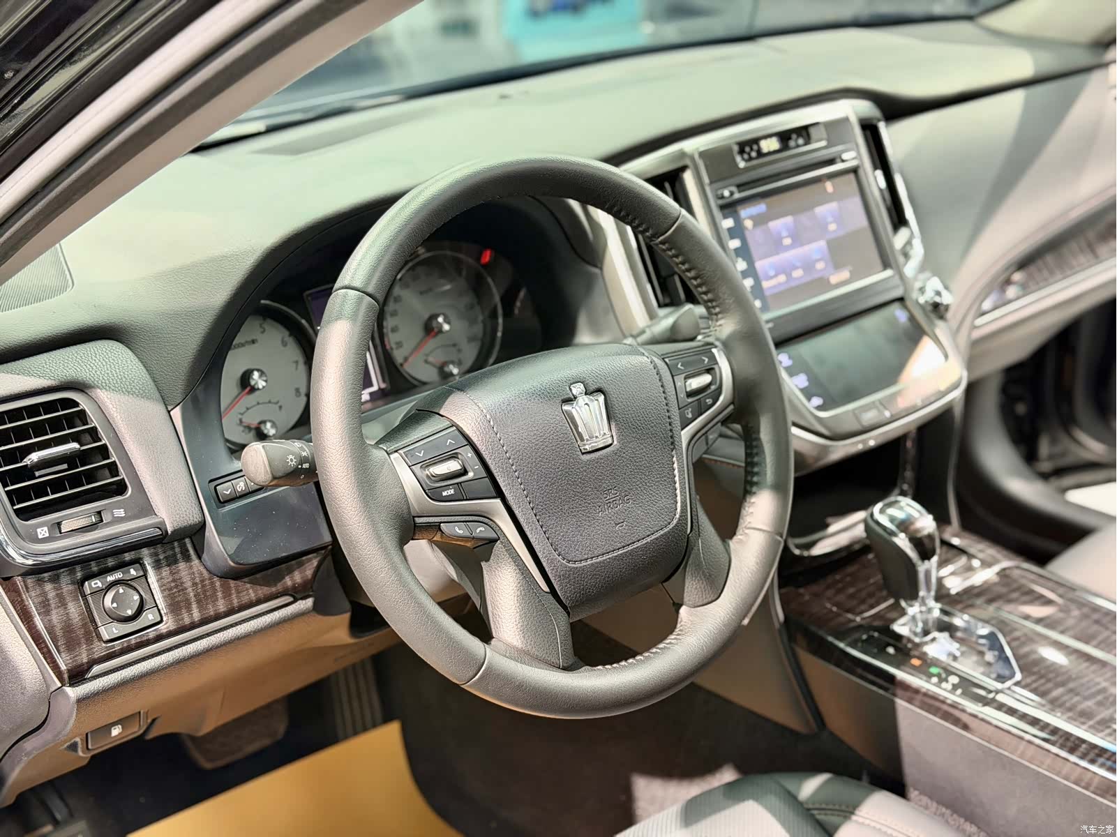 Toyota Crown, 2016 10