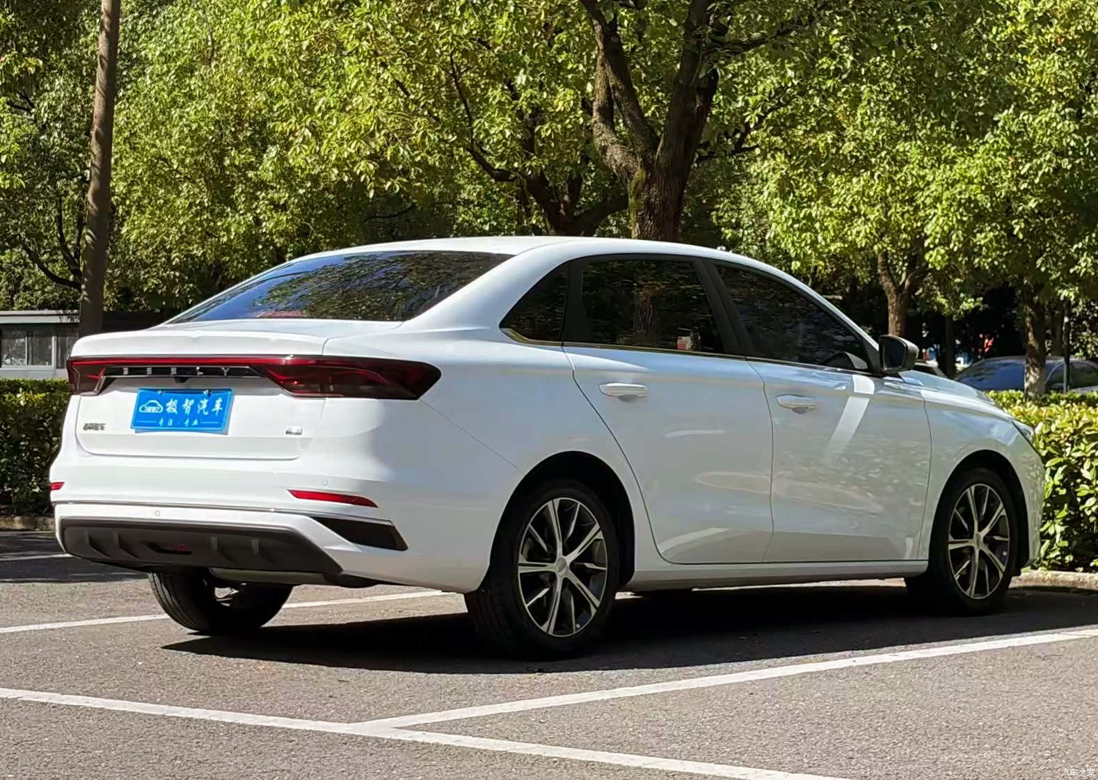 Geely Emgrand, 2022 все фото