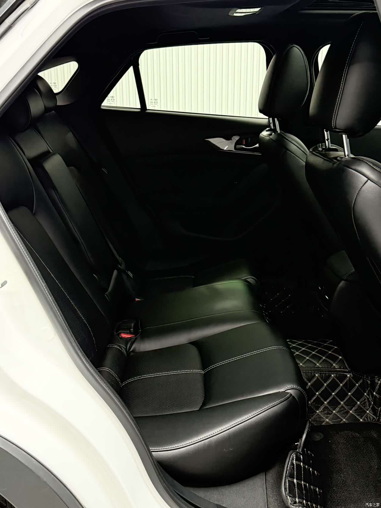 Mazda CX-4, 2023 11