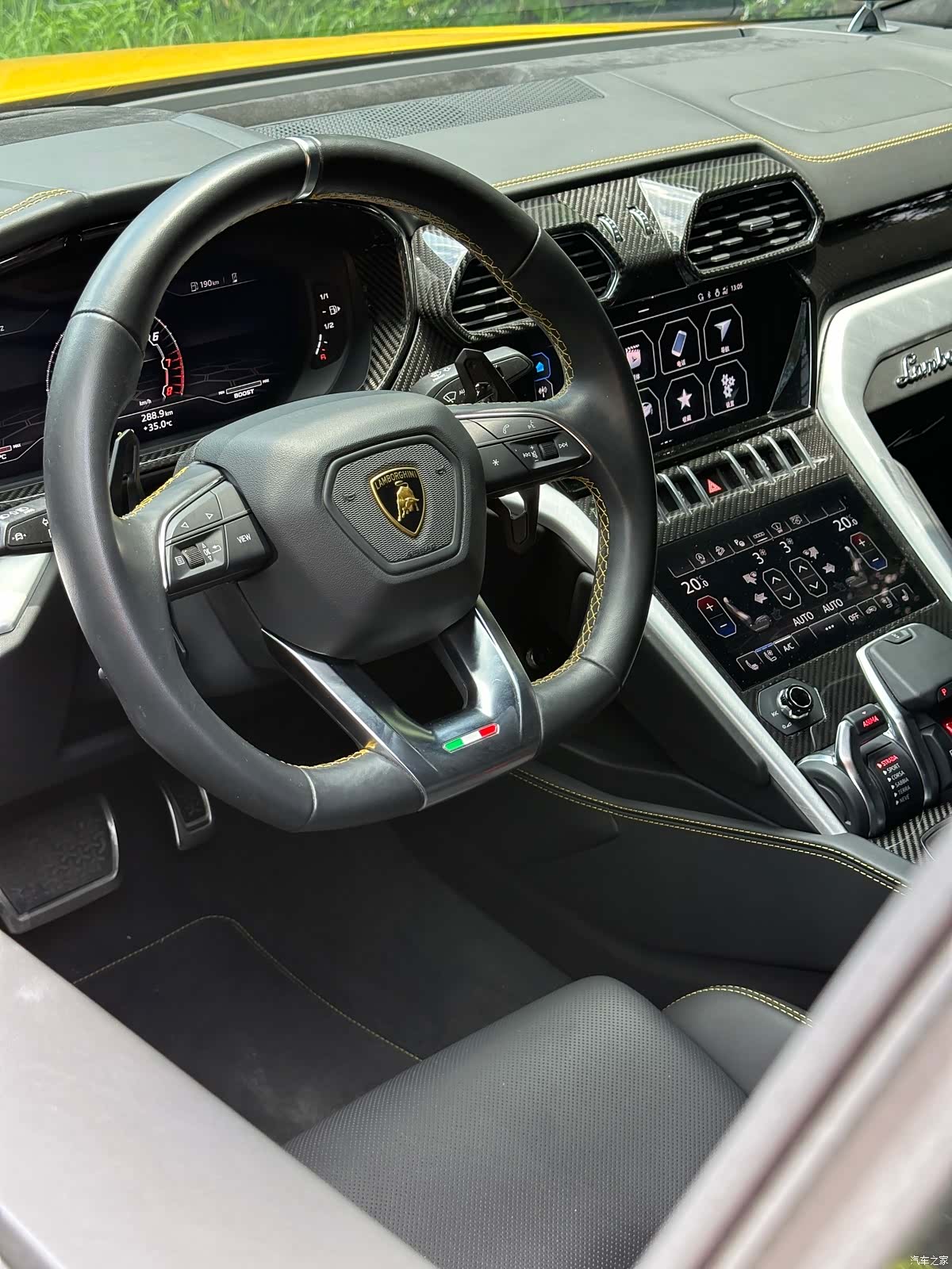 Lamborghini Urus, 2022 4