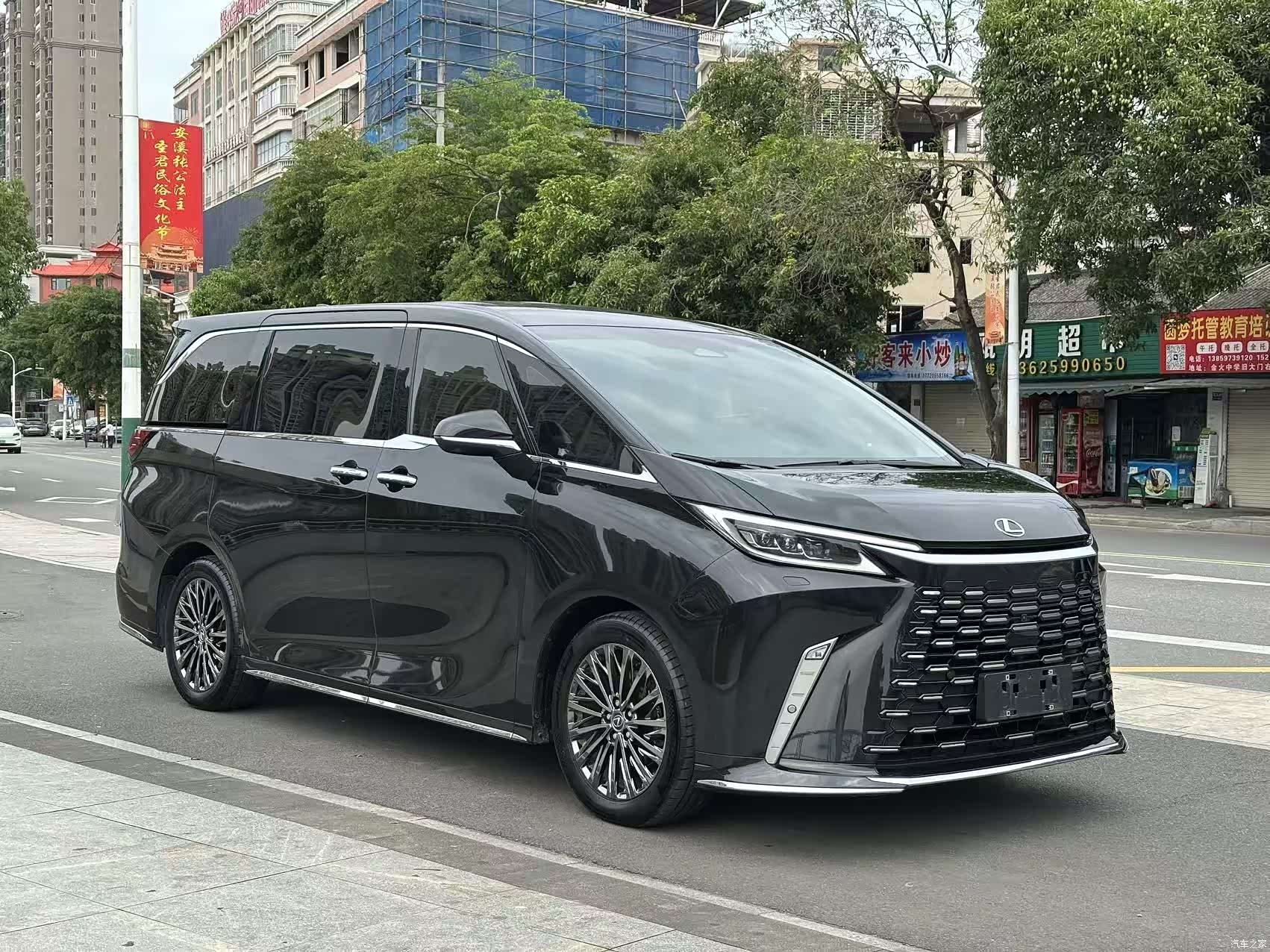Lexus LM, 2023 3