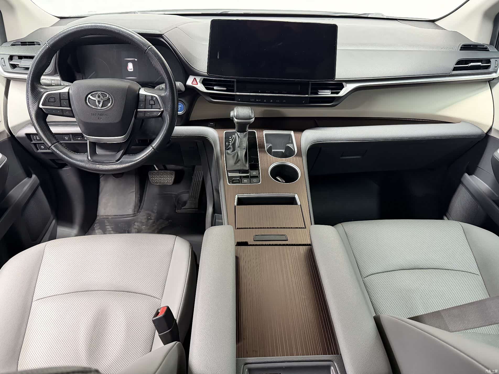 Toyota Granvia, 2024 4