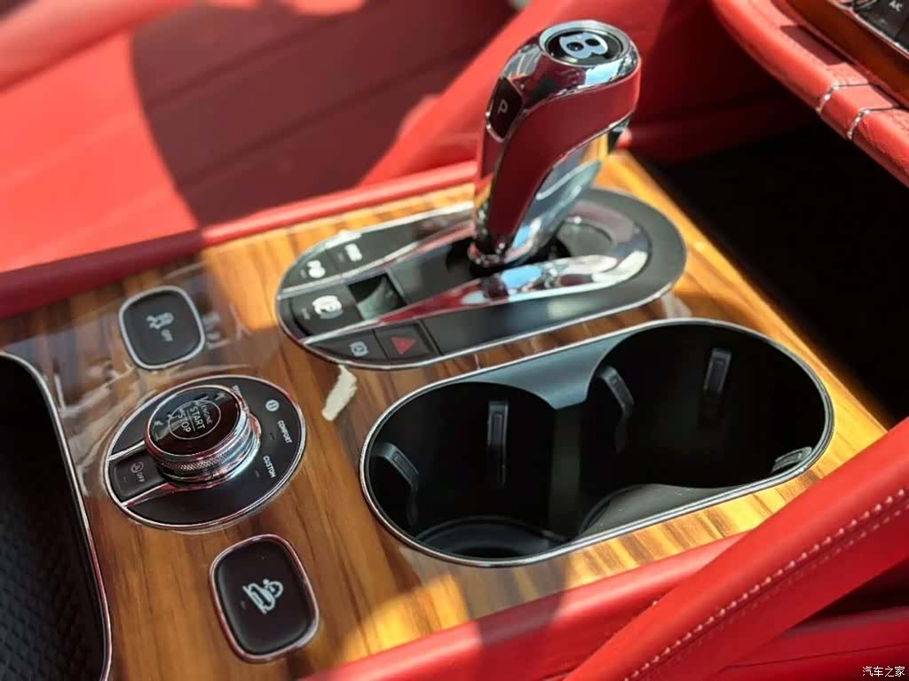 Bentley Bentayga, 2024 9