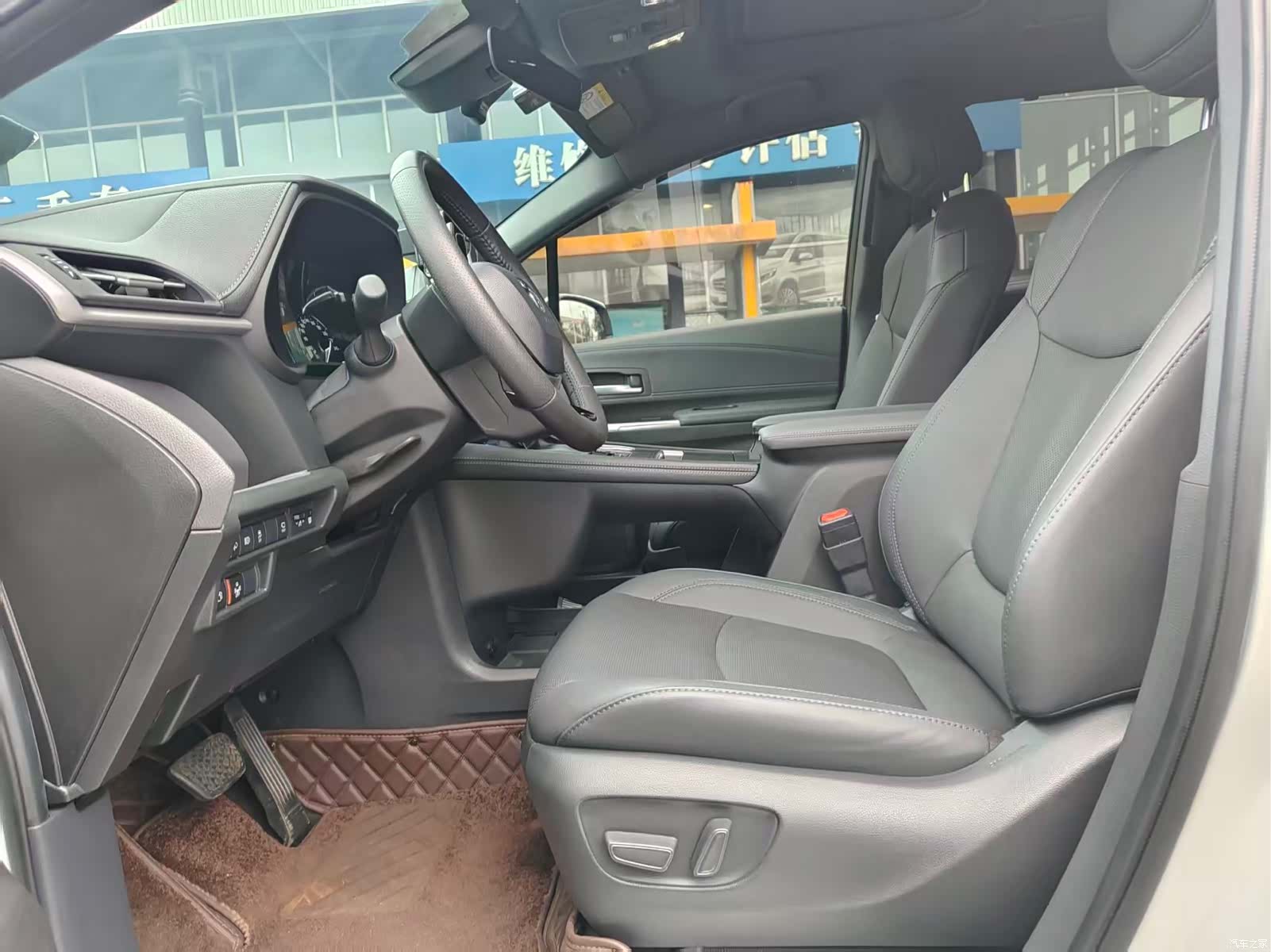 Toyota Sienna, 2025 4
