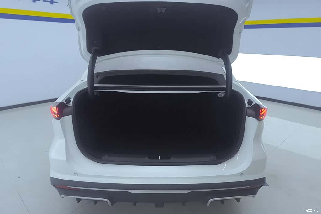 Geely Galaxy L6, 2025 4