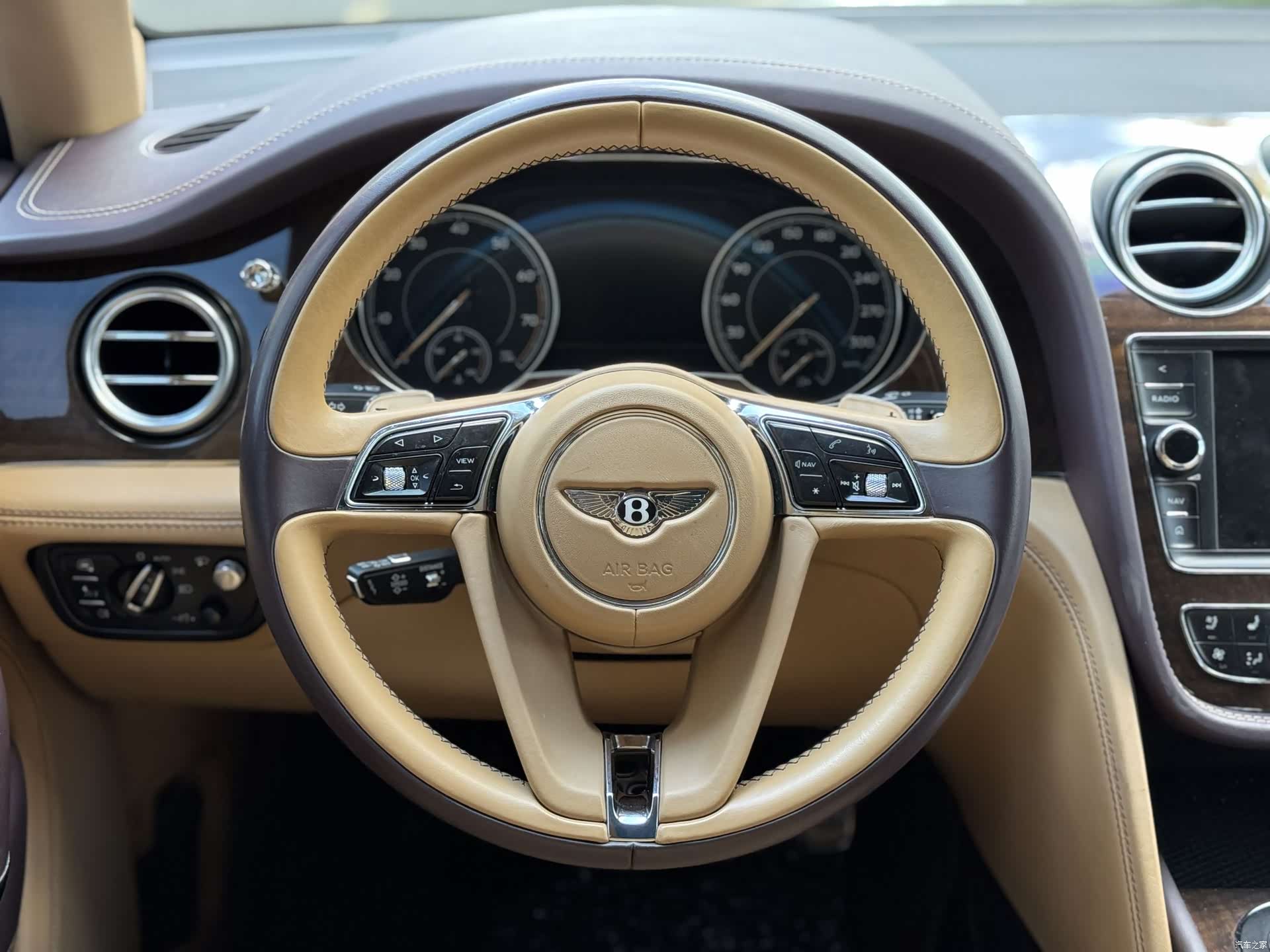 Bentley Bentayga, 2016 8